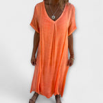 Elegantes Malaga Kleid in Orange mit V-Ausschnitt, kurzen Ärmeln und fließendem Unterteil