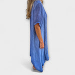 Elegantes Malaga Kleid in Blau, seitliche Ansicht mit V-Ausschnitt und fließendem Saum