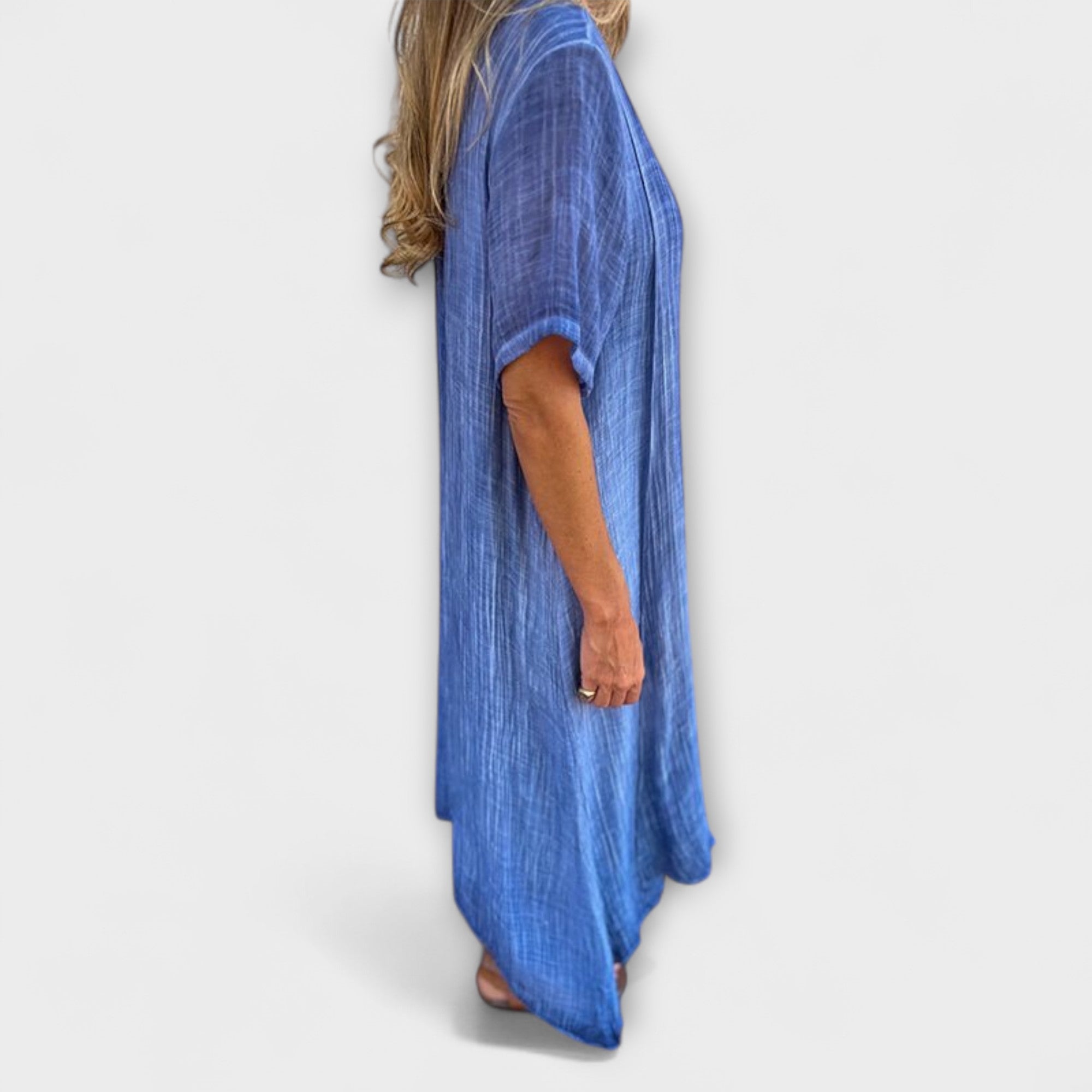 Elegantes Malaga Kleid in Blau, seitliche Ansicht mit V-Ausschnitt und fließendem Saum