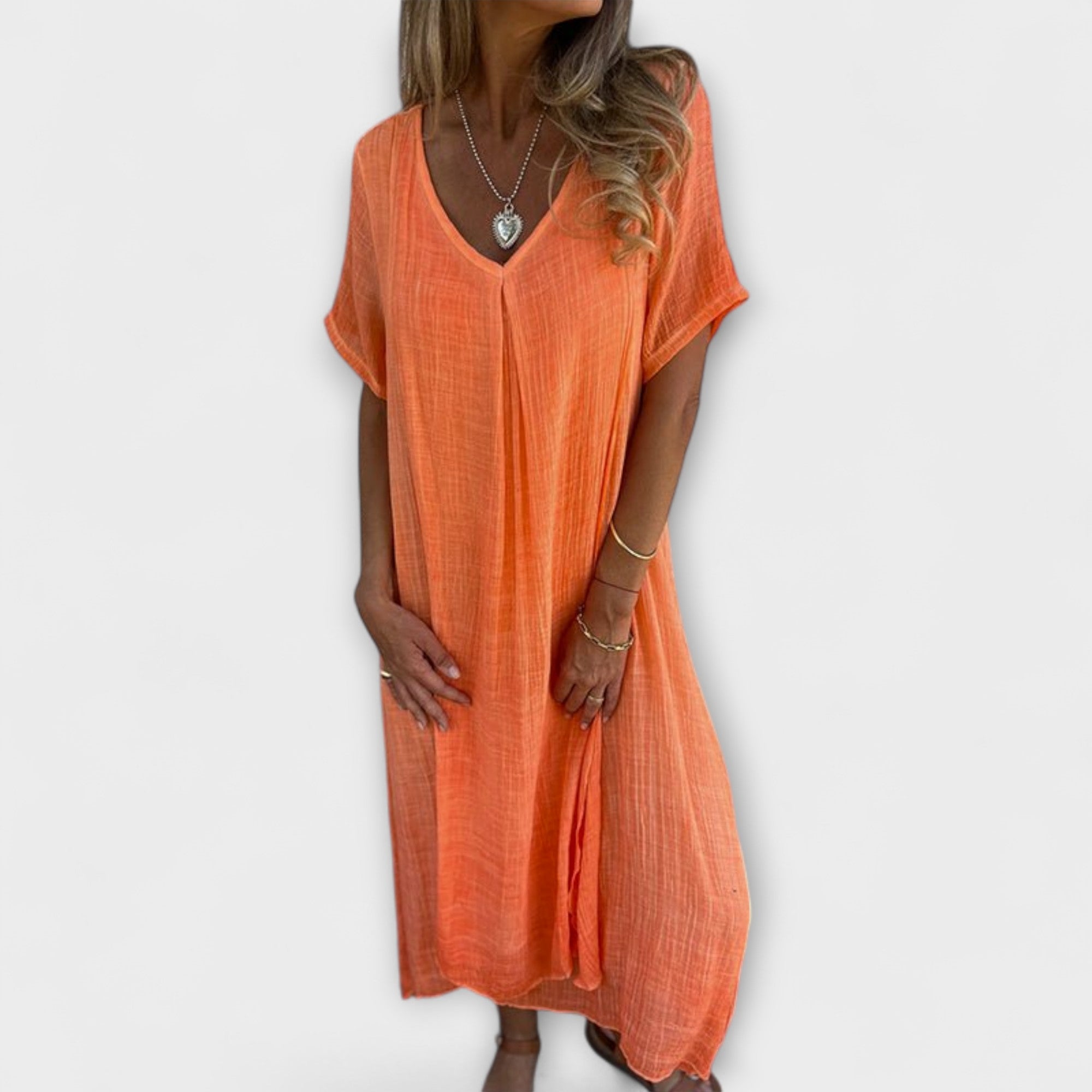 Elegantes Malaga Kleid in Orange, seitliche Ansicht mit V-Ausschnitt und lockerer Länge