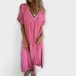 Elegantes Malaga Kleid in Rosa, frontale Ansicht mit V-Ausschnitt und leicht fallendem Saum