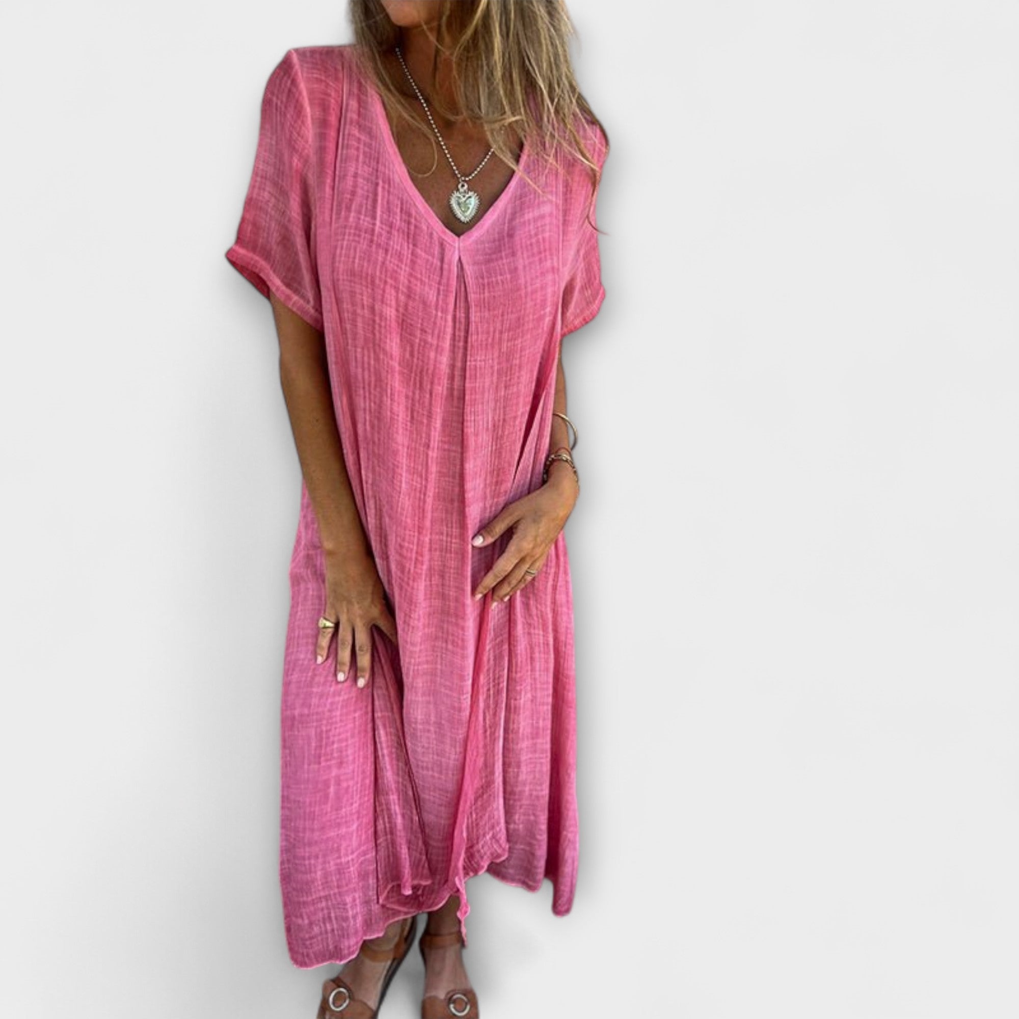 Elegantes Malaga Kleid in Rosa, frontale Ansicht mit V-Ausschnitt und leicht fallendem Saum