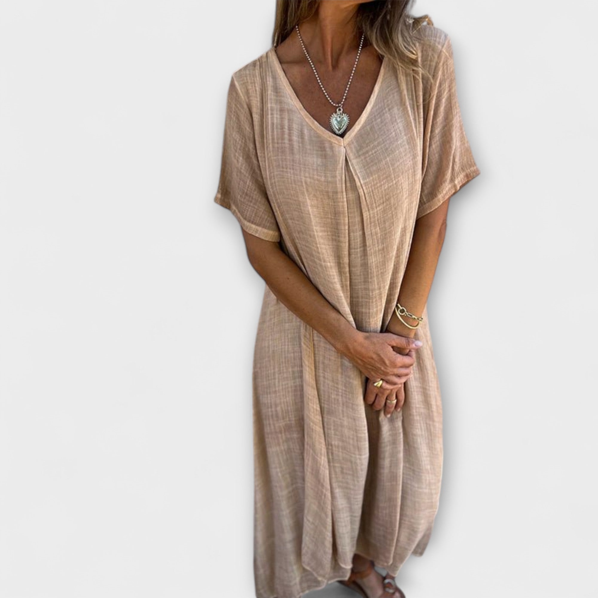 Elegantes Malaga Kleid in Beige mit V-Ausschnitt, kurzen Ärmeln und lockerer Silhouette