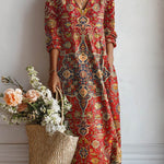 Rotes Maxikleid mit persischem Ornamentmuster, V-Ausschnitt und langen Ärmeln