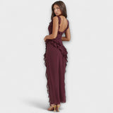 Bordeauxrotes Maxikleid mit Trägern, Volants an Rockkante und Beinschlitz