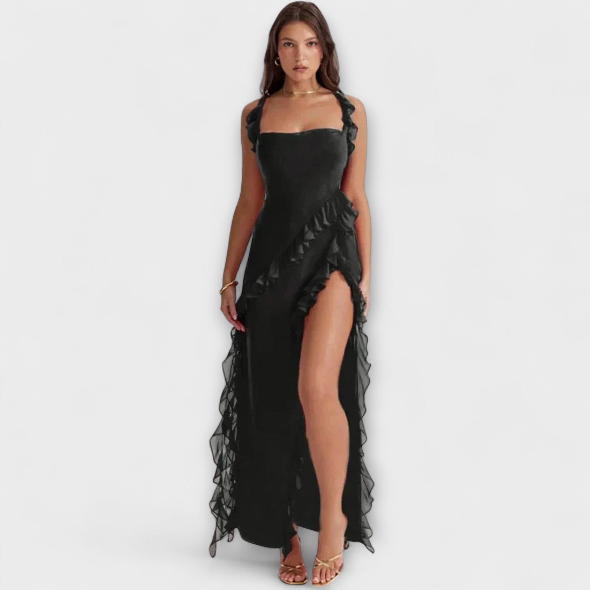 Schwarzes Maxikleid mit Trägern, herzförmigem Ausschnitt und Volant-Details, mit Schlitz