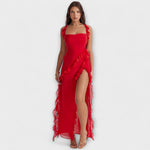 Rotes Maxikleid mit quadratischem Ausschnitt, Rüschen am Rock und Beinschlitz