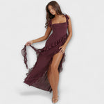 Bordeauxrotes Maxikleid mit quadratischem Ausschnitt, Rüschen und tiefem Beinschlitz