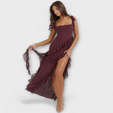 Bordeauxrotes Maxikleid mit quadratischem Ausschnitt, Rüschen und tiefem Beinschlitz