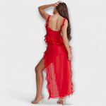Rotes Maxikleid mit Spaghettiträgern, offenem Rücken und Volantdetails, mit seitlichem Schlitz