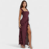 Bordeauxrotes Maxikleid mit eckigem Ausschnitt, Rüschen-Volants und langem Beinschlitz