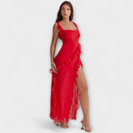 Rotes Maxikleid mit Trägern, Volants am Saum und Beinschlitz