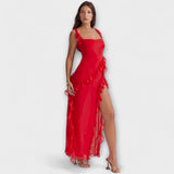 Rotes Maxikleid mit Trägern, Volants am Saum und Beinschlitz