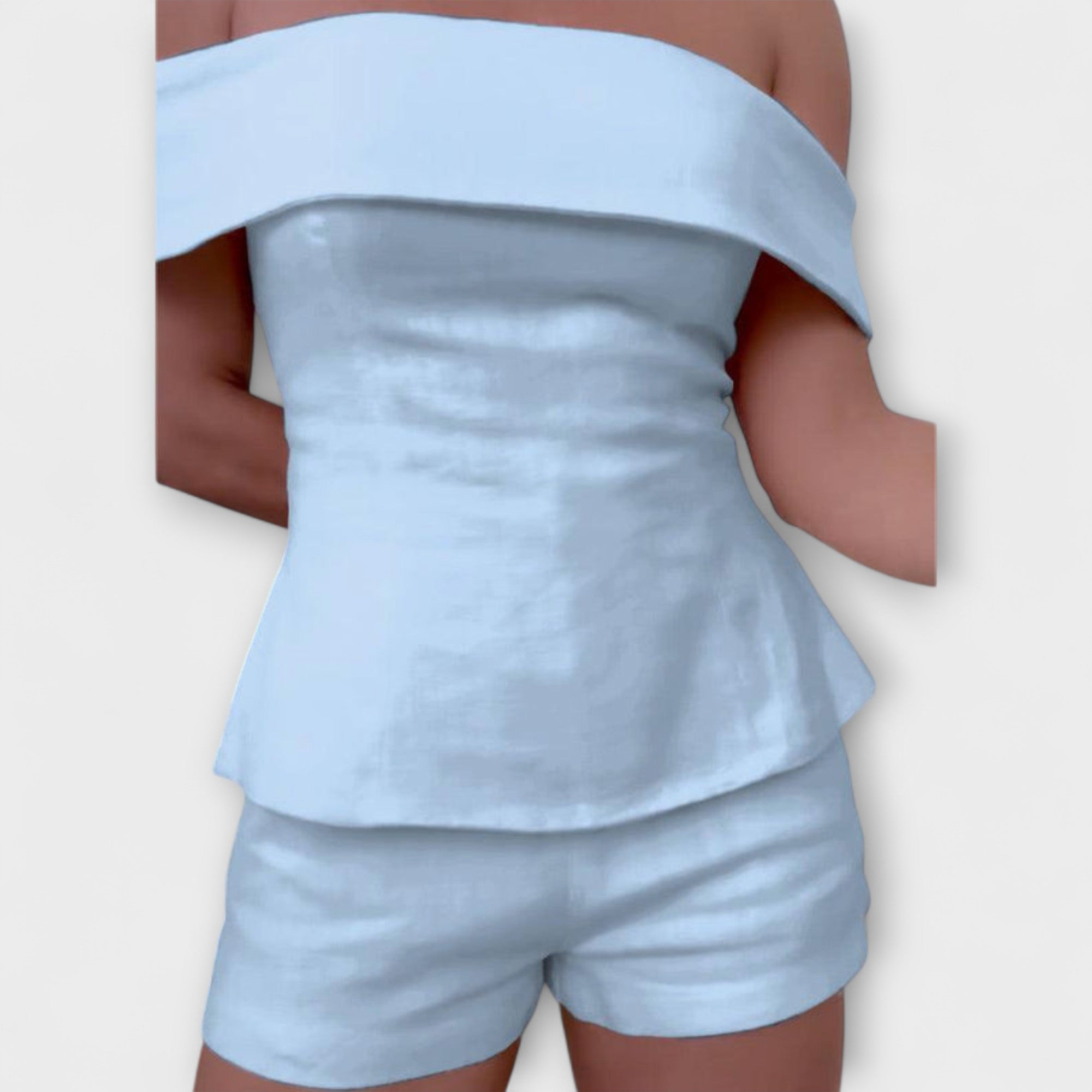 Zweiteiliges Set: schulterfreies Peplum-Oberteil und Shorts, hellblau