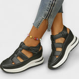 Bequeme Sandalen mit breiten Riemen, schwarzem Obermaterial und dicker Profilsohle
