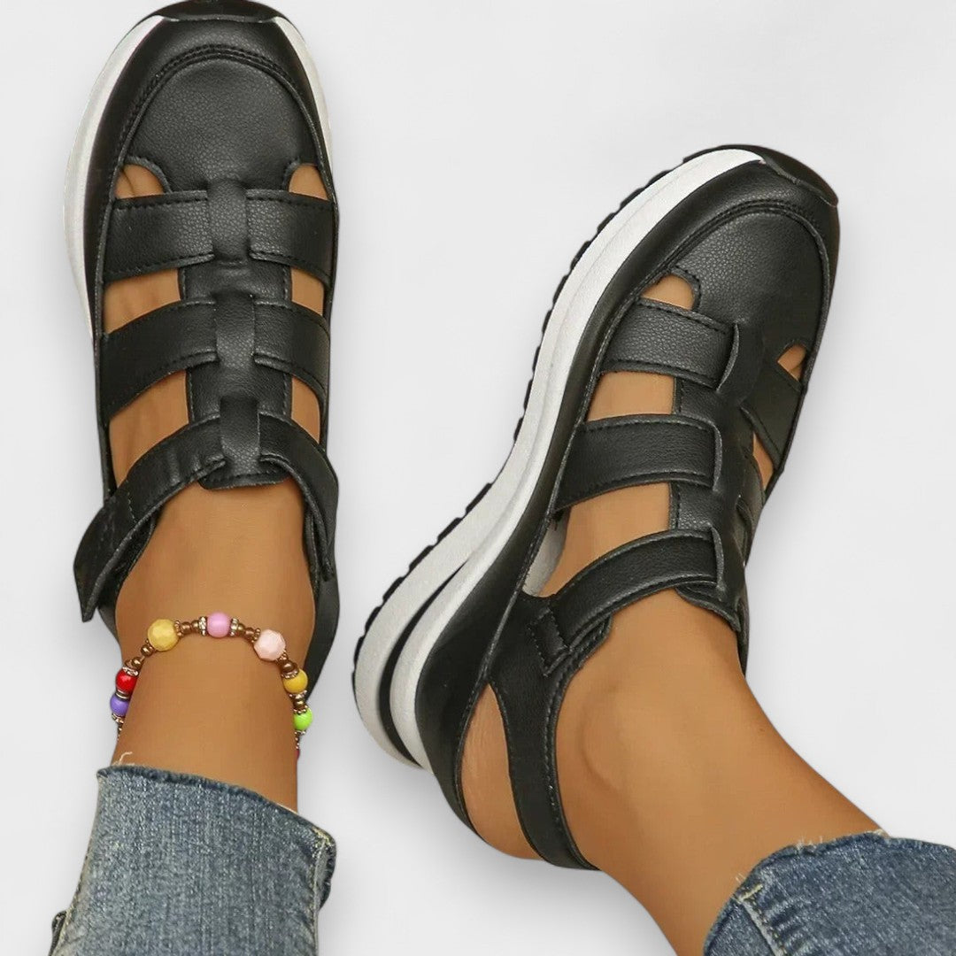 Bequeme Sandalen, schwarze Riemchen-Sohle mit dicker, weiß abgesetzter Laufsohle