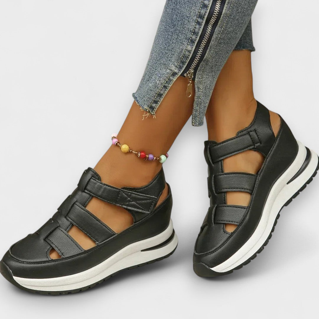 Bequeme Sandalen mit schwarzen Riemen, gepolsterter Zunge und dicker Profilsohle