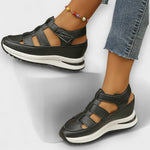 Bequeme Sandalen mit offenen schwarzen Riemen und robuster, weißer Profilsohle