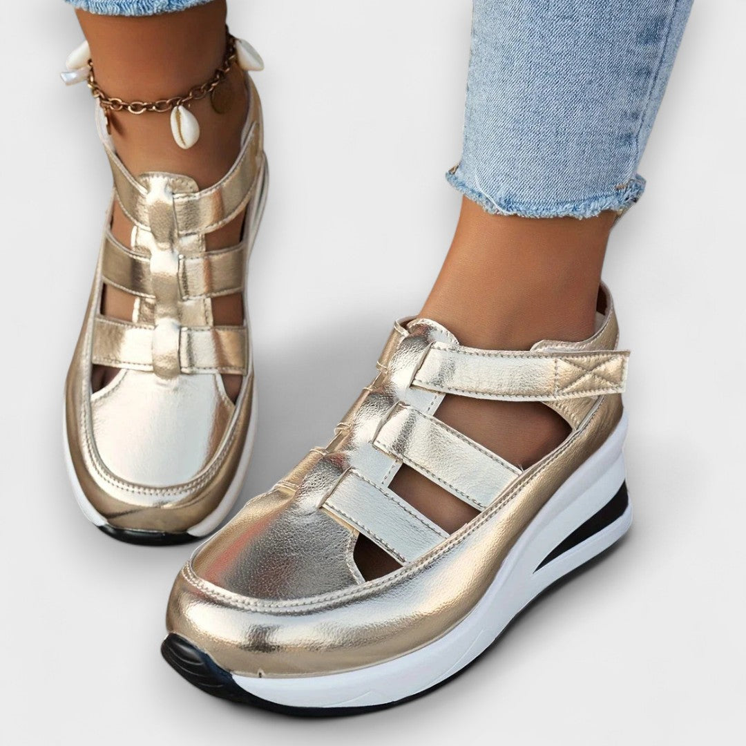 Bequeme Sandalen in Goldfarben mit offenen Riemen und weiß abgesetzter Profilsohle