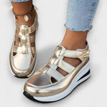 Bequeme Sandalen in Goldfarben mit offenen Riemen und weiß abgesetzter Profilsohle