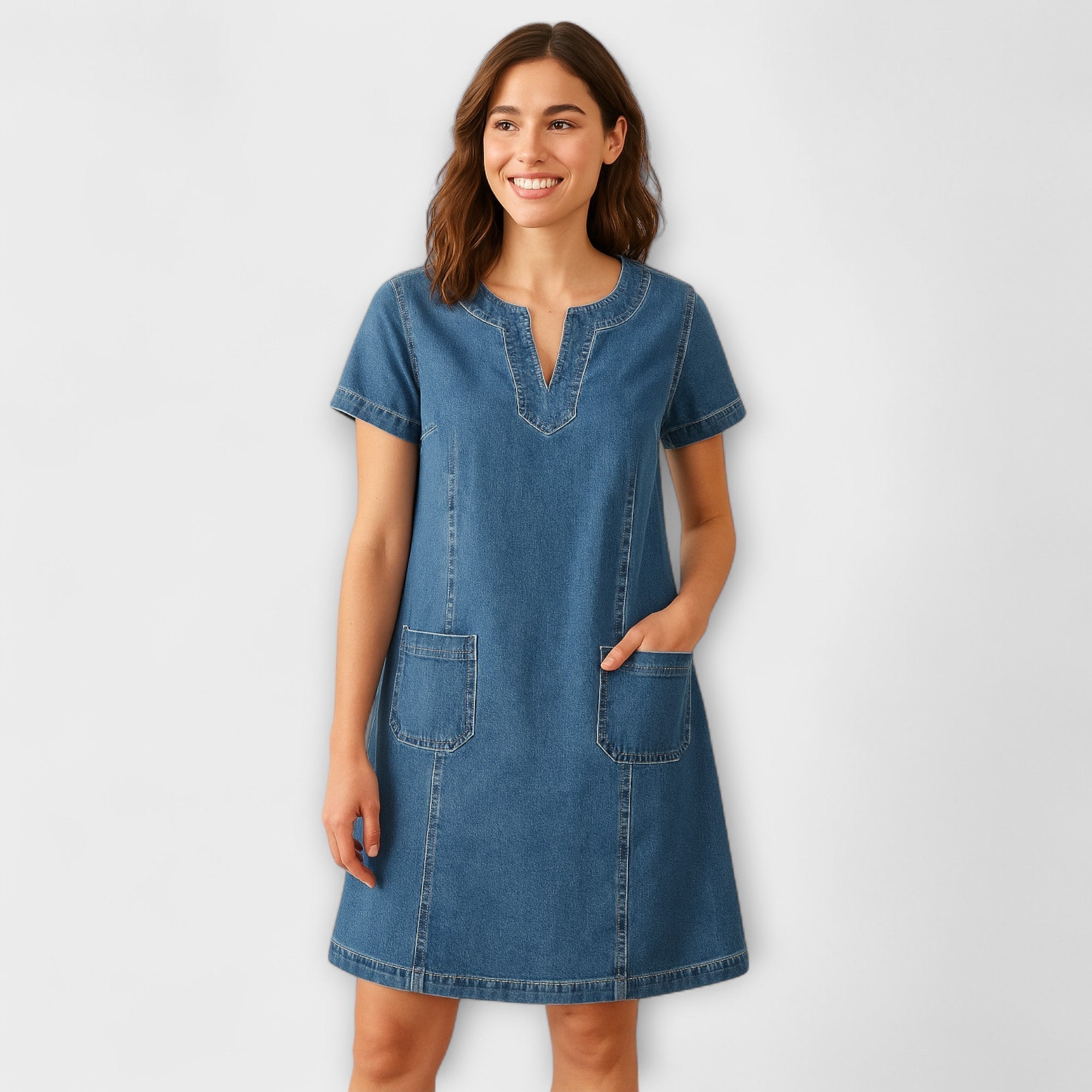 Mathea Jeanskleid aus Denim mit V-Ausschnitt, kurzen Ärmeln und zwei Fronttaschen