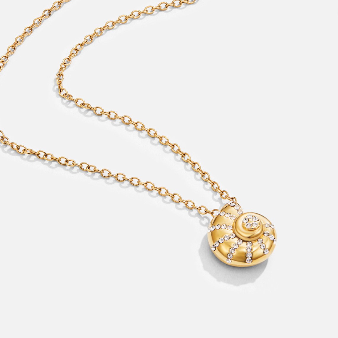 Goldene Halskette mit rundem, steinbesetztem Anhänger und feiner Gliederkette