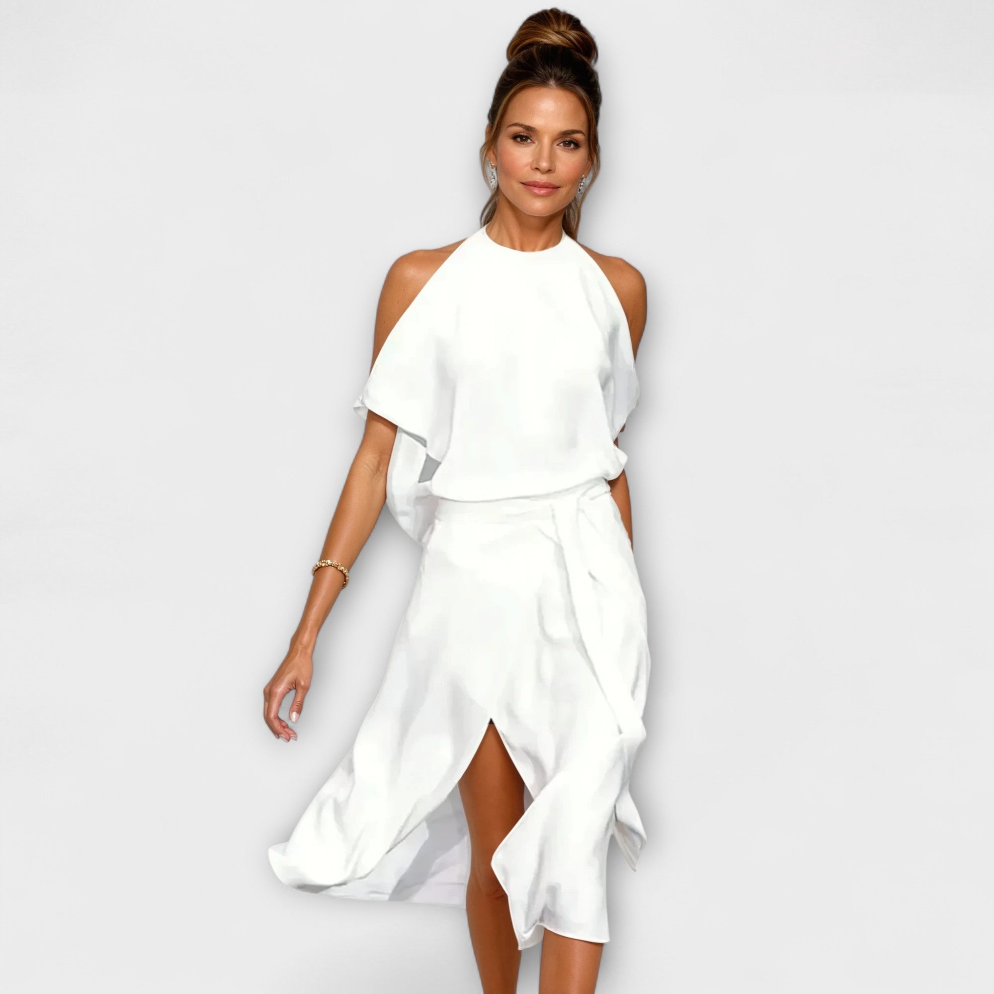 Elegantes ärmelloses Kleid mit Schulter-Cut-outs, weiß und gerafftem Wickelrock