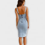 Hellblaues Denim-Kleid mit verstellbaren Trägern und Rückenknopfleiste