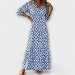 Blaues Maxikleid mit V-Ausschnitt, langen Ärmeln und Ornamentmuster, knöchellang