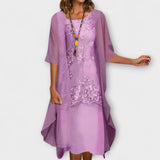 Violettes Chiffonkleid (2-teilig) mit Spitzenbesatz vorn, weitem Ärmel und fallendem Saum