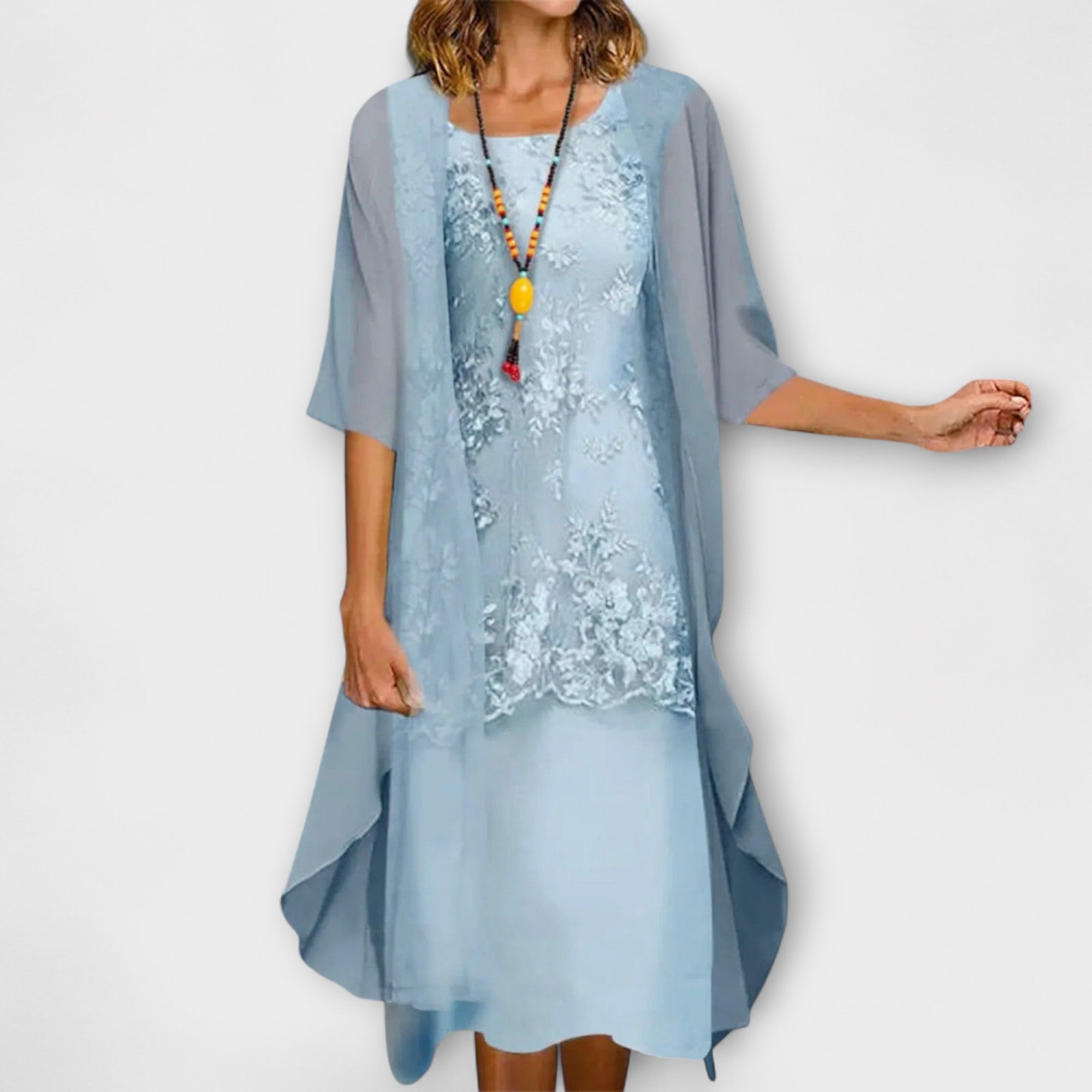 Himmelblaues Chiffonkleid (2-teilig) mit Spitzenbesatz vorn, weitem Ärmel und fallendem Saum