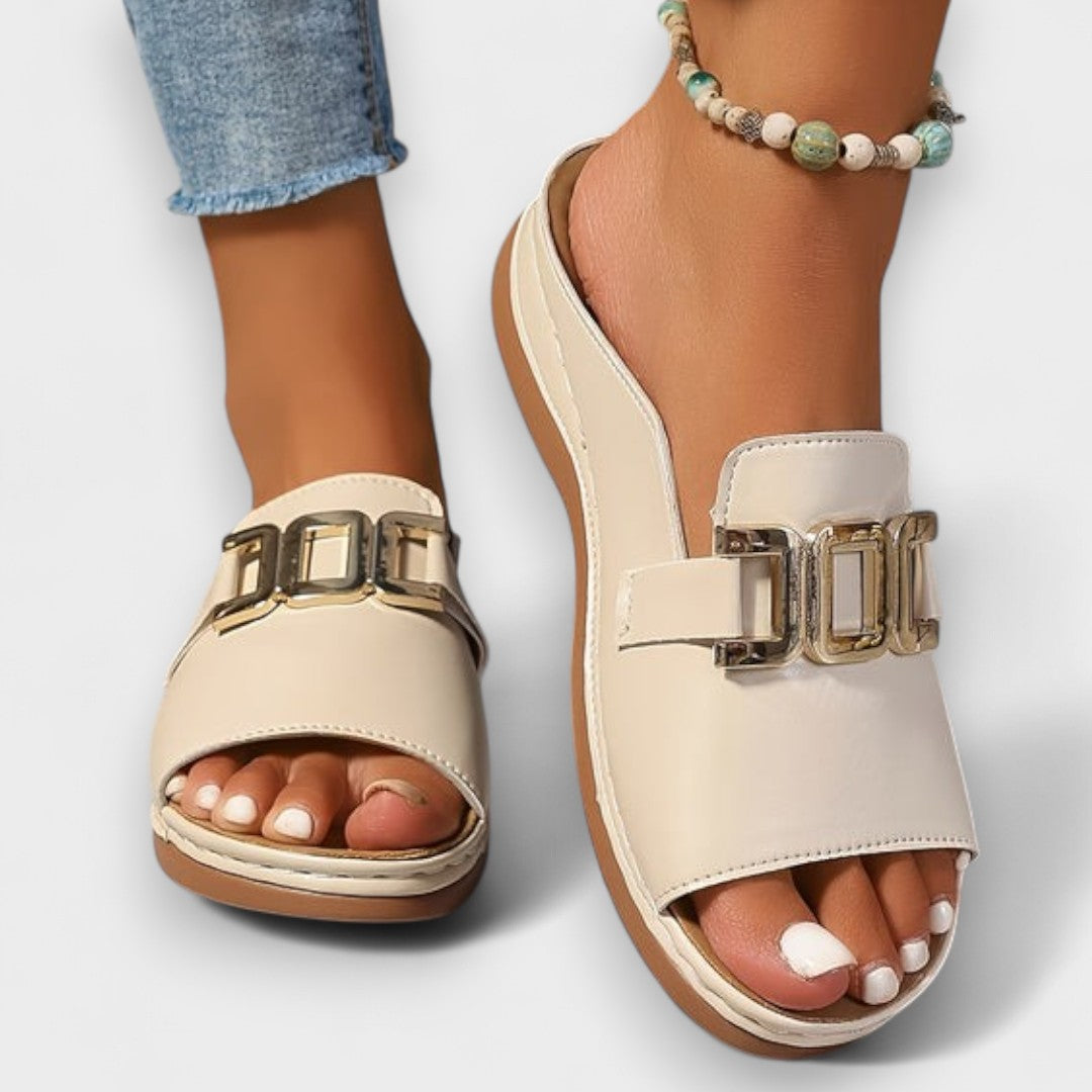 Beige Sandalen mit verstellbarem Riemen und großer Metallschnalle, flache Laufsohle