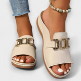 Beige Sandalen mit verstellbarem Riemen und großer Metallschnalle, flache Laufsohle