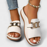 Weiße Sandalen mit großer Metallschnalle vorn und Riemenverschluss, flache Sohle