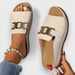 Beige Sandalen mit breitem Riemen, goldfarbenem Logo-Buckel und offener Zehenpartie