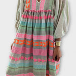Lockeres Kleid im Lagen-Look mit V-Ausschnitt und Puffärmeln, geometrisches Muster in Pink/Grün