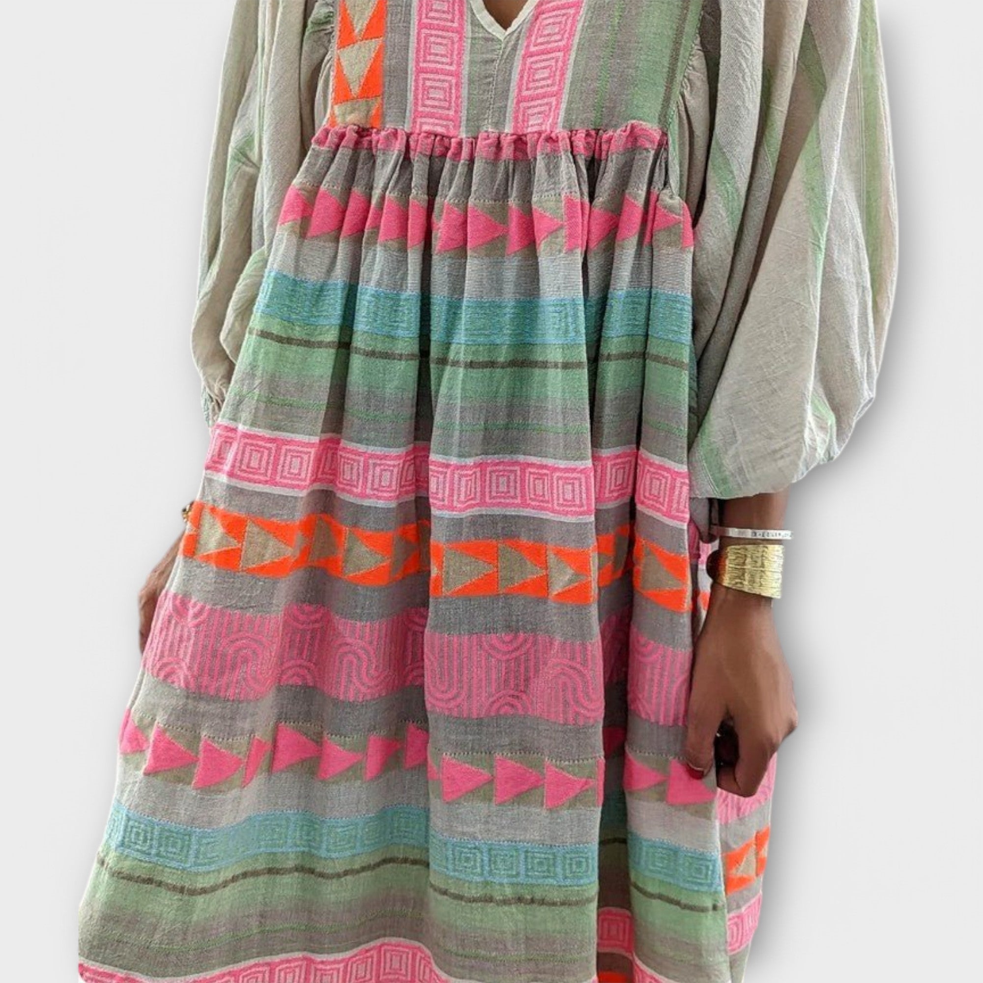 Lockeres Kleid im Lagen-Look mit V-Ausschnitt und Puffärmeln, geometrisches Muster in Pink/Grün