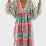 Lockeres Kleid mit V-Ausschnitt und Ballonärmeln, mehrfarbiges Tribal-Muster in Rosa, Grün und Orange
