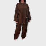 Geripptes Set in Braun: weites Langarmshirt und weite lange Hose.