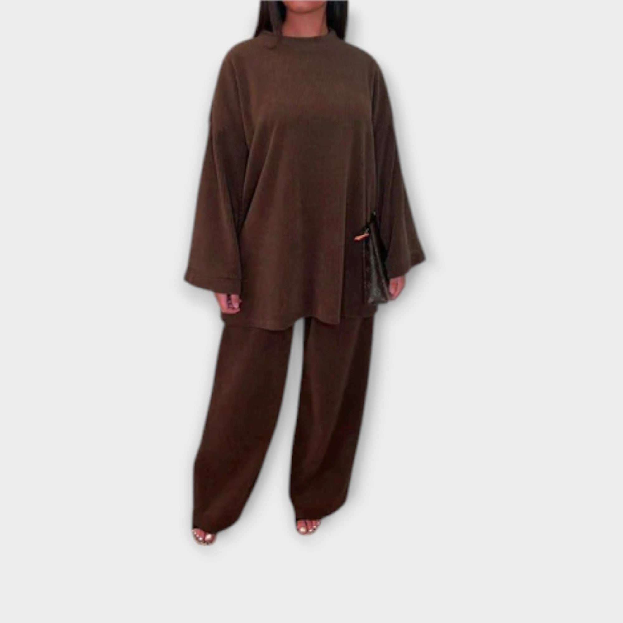 Geripptes Set in Braun: weites Langarmshirt und weite lange Hose.