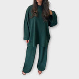 Geripptes Set in Grün: weites Langarmshirt und weite lange Hose.