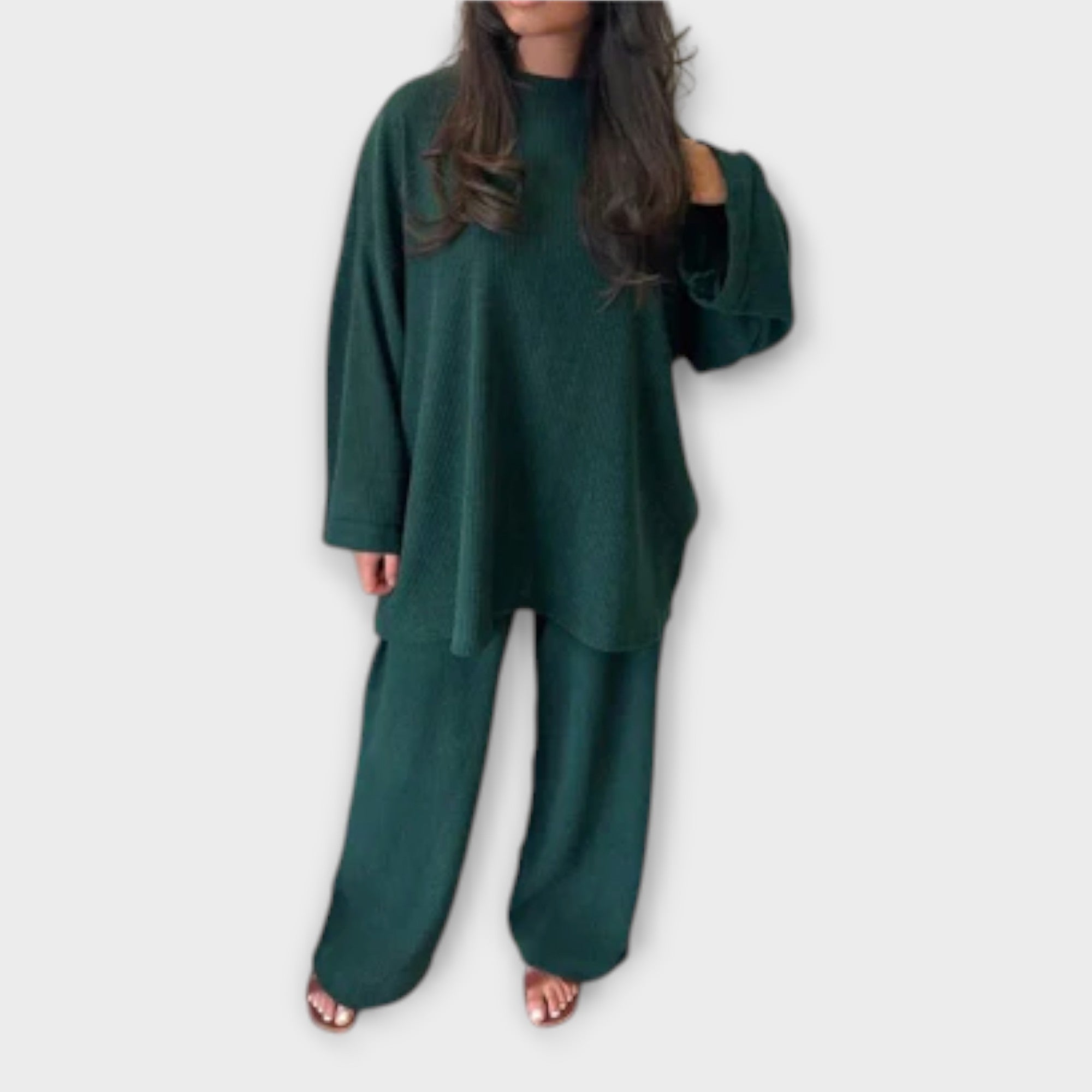 Geripptes Set in Grün: weites Langarmshirt und weite lange Hose.
