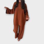 Geripptes Set in Orange: weites Langarmshirt und weite lange Hose.