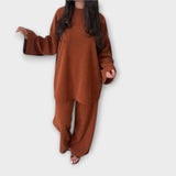 Geripptes Set in Orange: weites Langarmshirt und weite lange Hose.