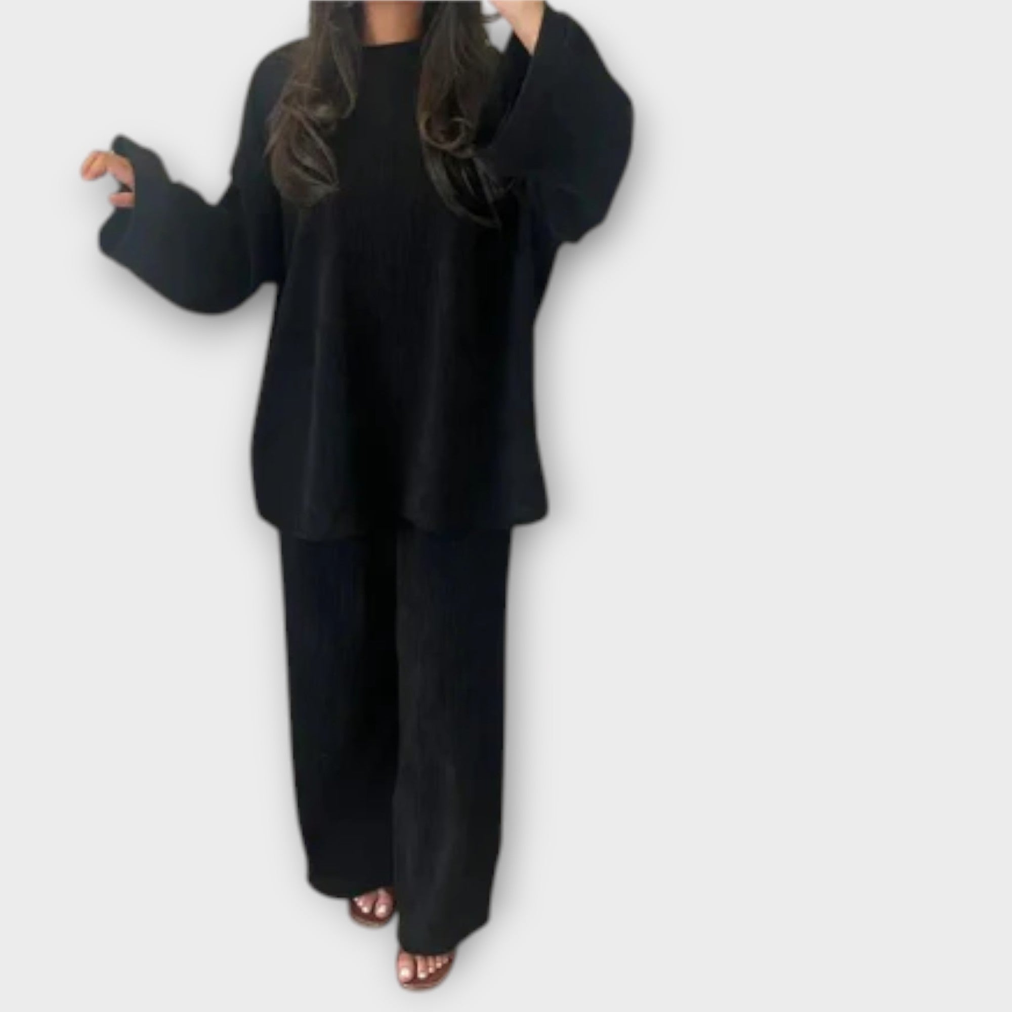 Geripptes Set in Schwarz: weites Langarmshirt und weite lange Hose.