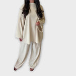 Geripptes Set in Weiss: weites Langarmshirt und weite lange Hose.