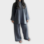 Geripptes Set in Blau: weites Langarmshirt und weite lange Hose.