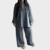 Geripptes Set in Blau: weites Langarmshirt und weite lange Hose.