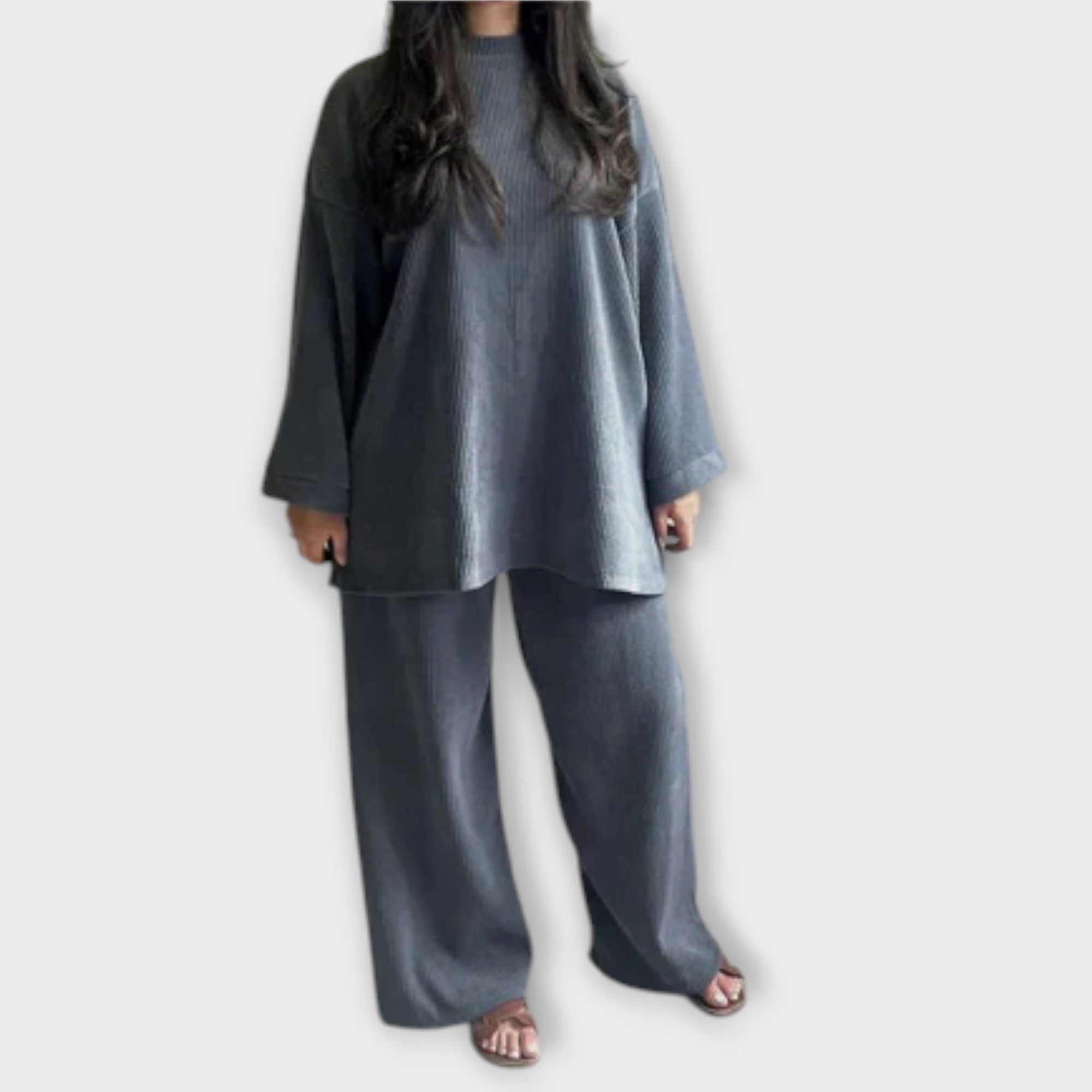 Geripptes Set in Blau: weites Langarmshirt und weite lange Hose.