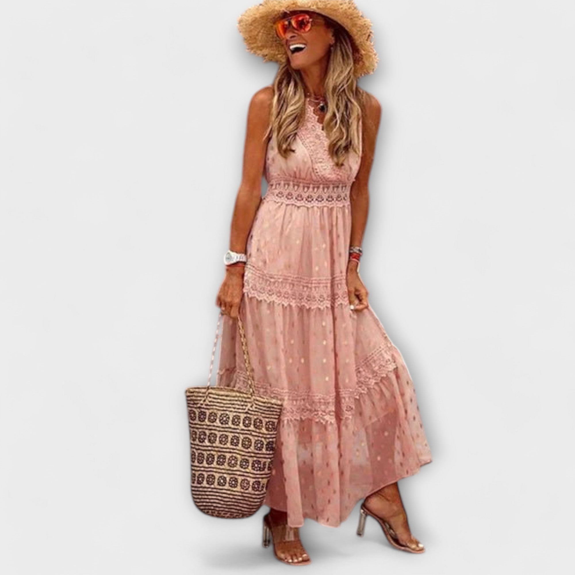 Maxikleid von Lola in Rosé mit Boho-Spitze am V-Ausschnitt und mehrlagigem Rock
